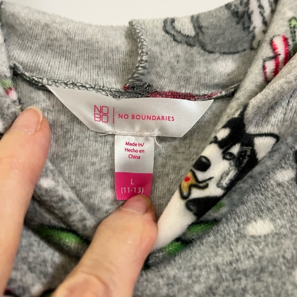 Holiday hooded fleece shirt! Lightweight, very soft and comfortable to wear! - Picture 3 of 5